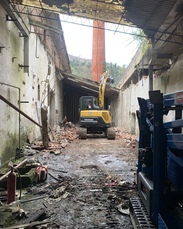 Demolizione all'interno di capannone