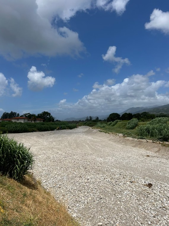 Ricentramento dell'alveo del Versilia