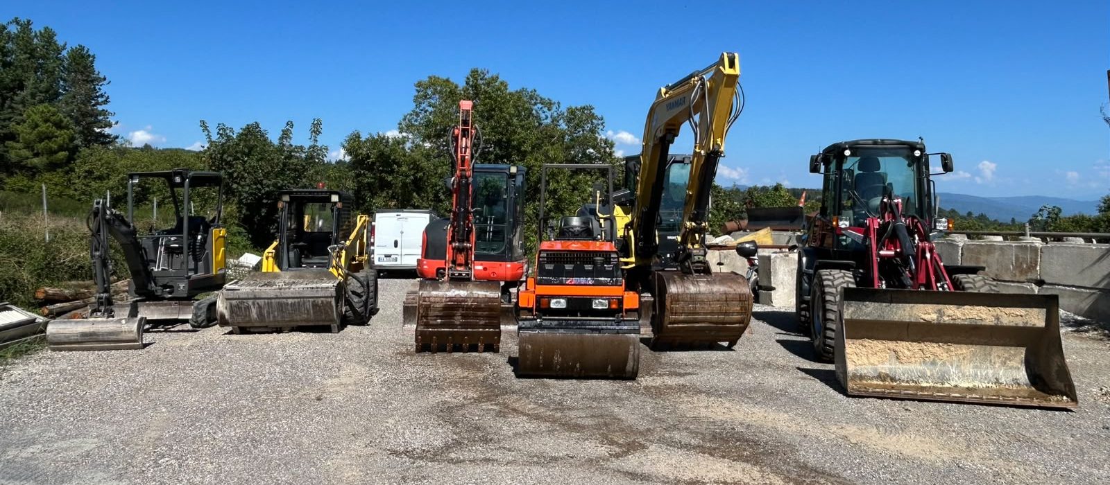 I sei mezzi da cantiere di Escavazioni 2000 schierati nel piazzale della sede a Vellano