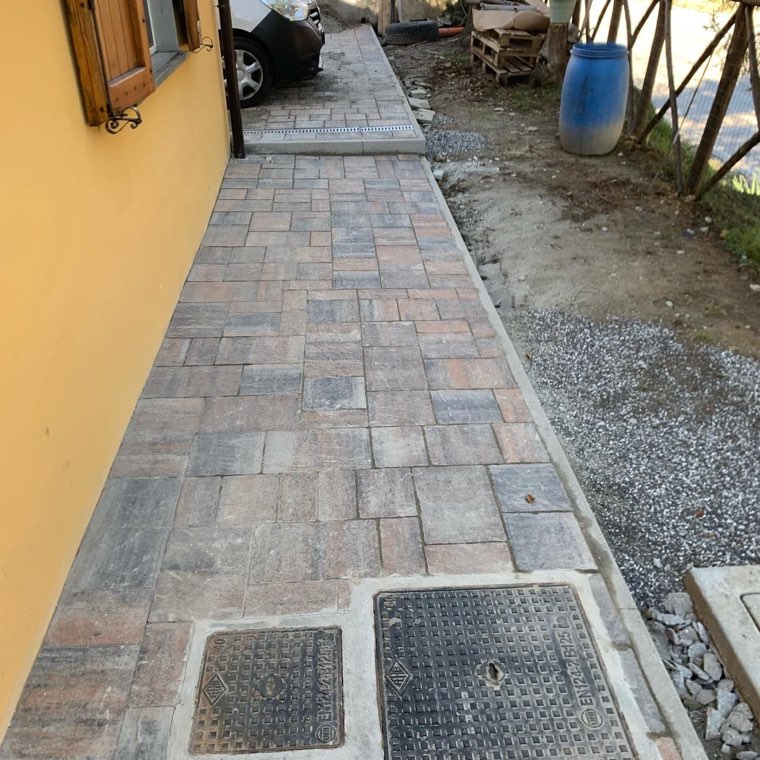 Marciapiede perimetrale in autobloccante