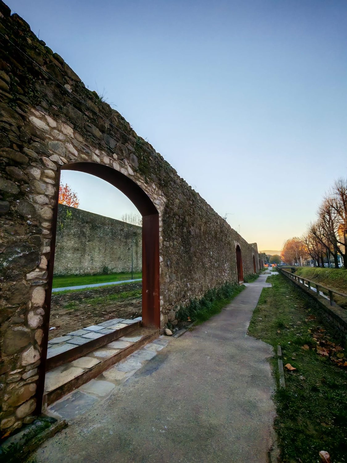 Il passaggio sotto le mura