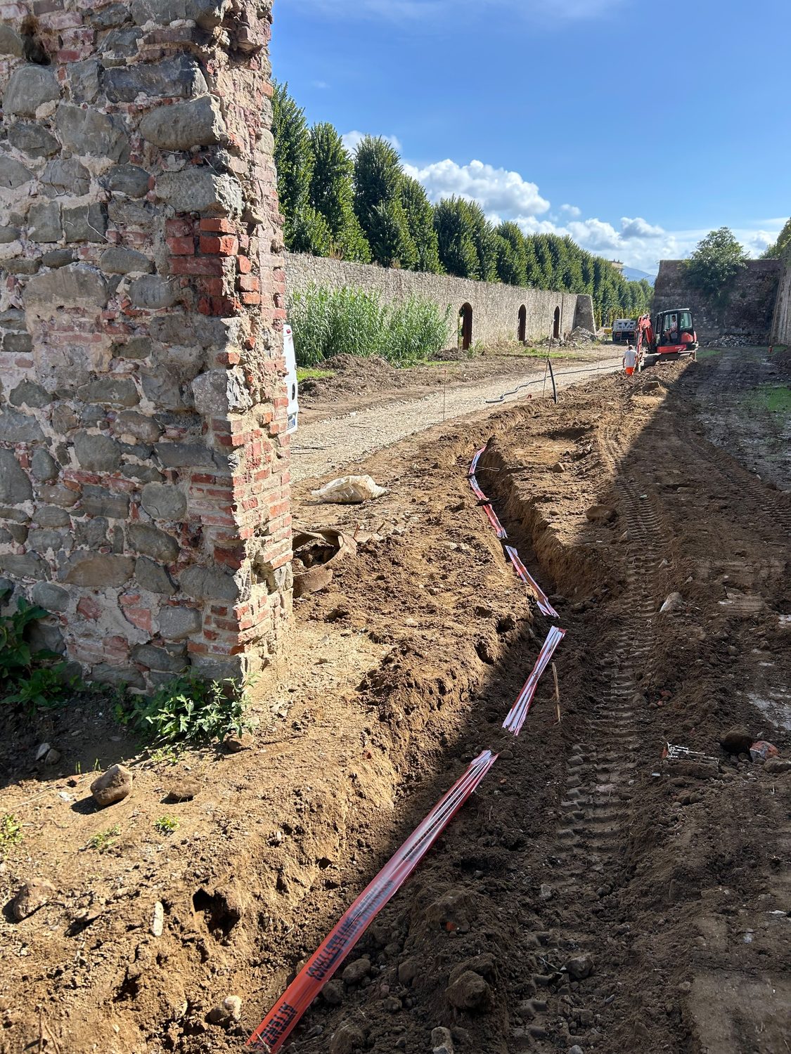 Lo scavo in trincea per i cavidotti, lungo il tracciato del futuro percorso.