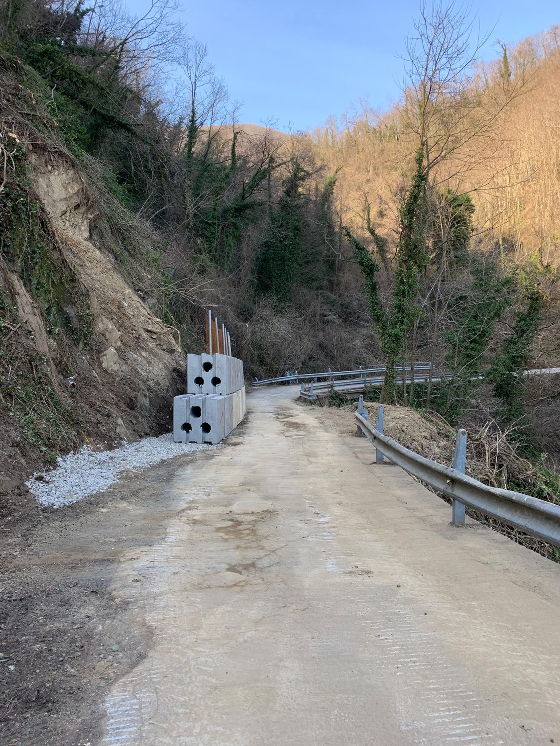 La viabilità riaperta, la barriera rimessa in opera e gli elementi di contenimento pronti alla posa.